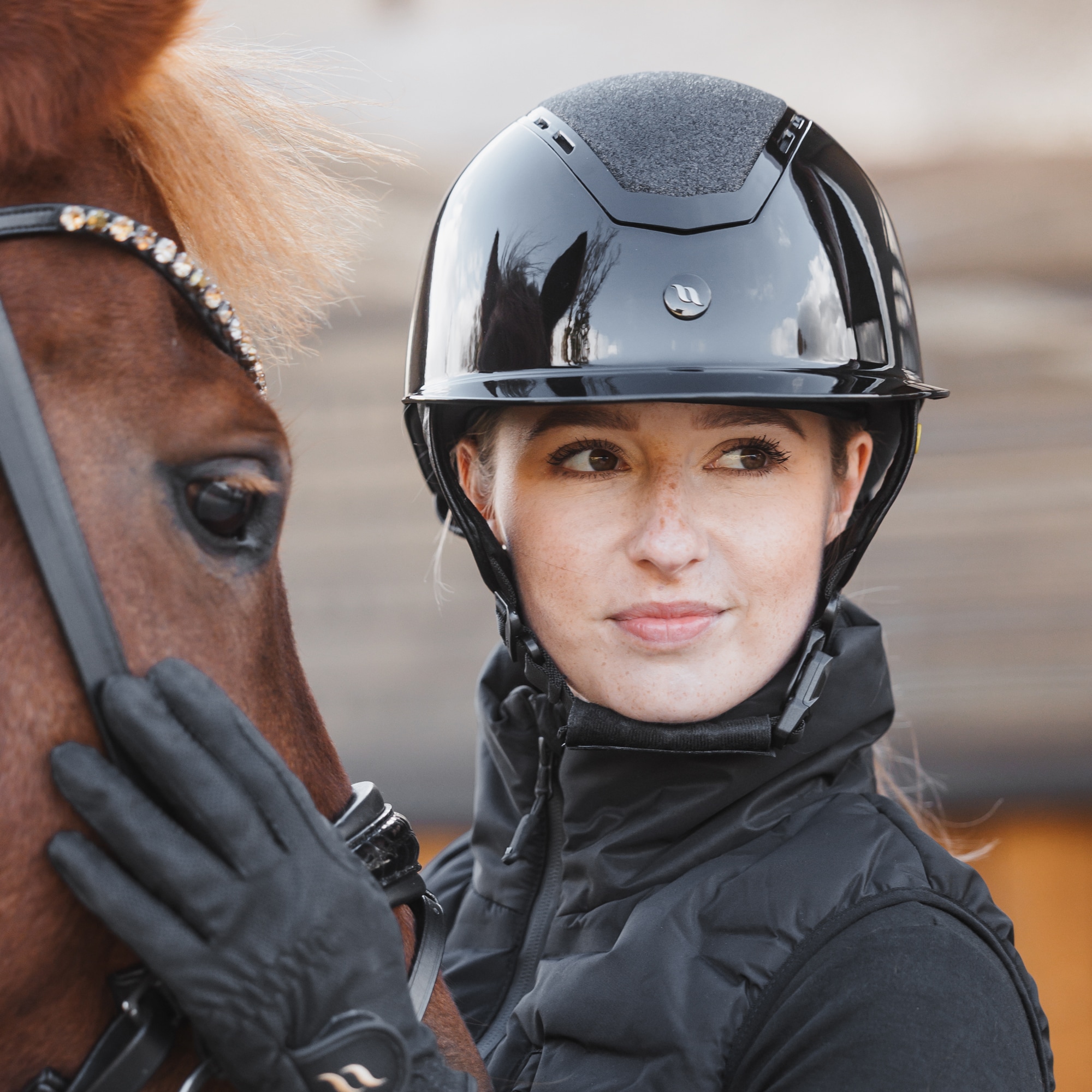 Ridehjelm Caracas Glossy Back on Track®